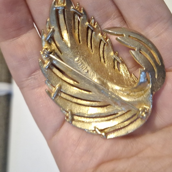 Large Elegant Gold Leaf Brooch - Picture 2 of 3